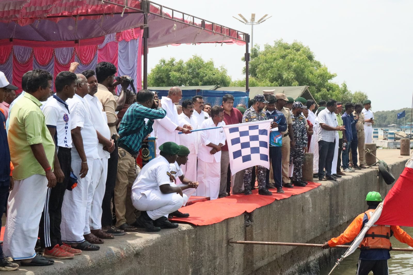 Chief Minister waving the checkered flag to flag off the expedition